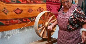 Haciendo tapetes de lana