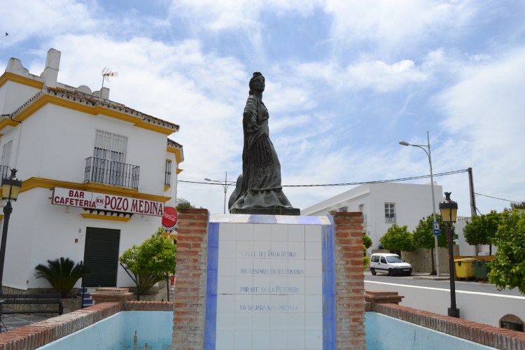 Monumento_a_La_Petenera_(35645663765).jpg